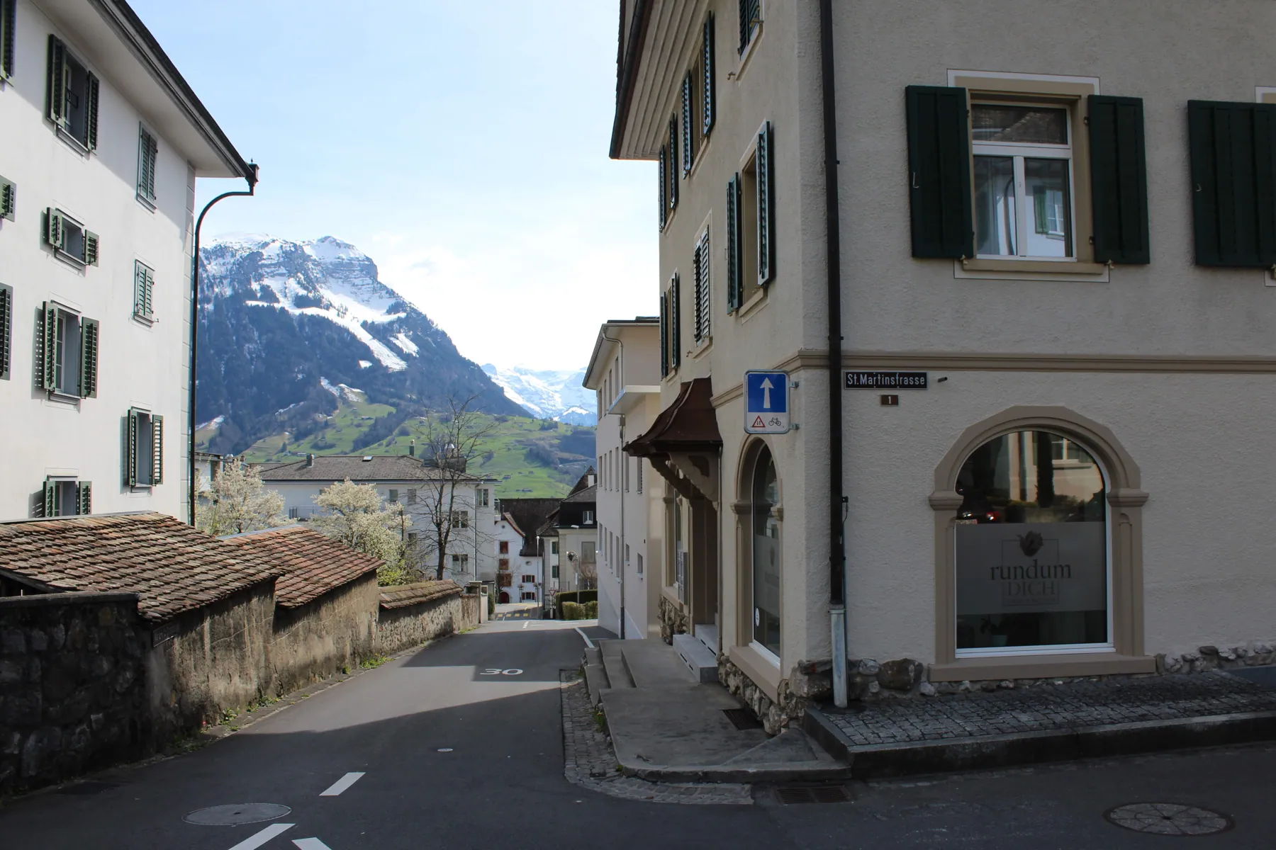 Strasse in Schwyz mit Blick auf die Berge